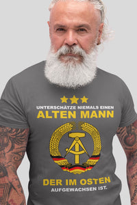 Herren Shirt Unterschätze niemals einen Alten Mann der im Osten aufgewaschen ist