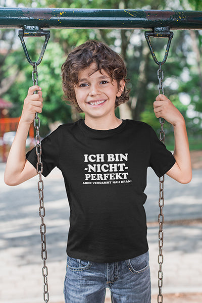 Kinder T-Shirt mit "Ich bin nicht perfekt, aber verdammt nah dran" Aufdruck