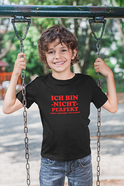 Kinder T-Shirt mit "Ich bin nicht perfekt, aber verdammt nah dran" Aufdruck