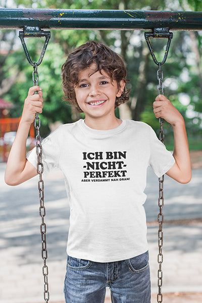 Kinder T-Shirt mit "Ich bin nicht perfekt, aber verdammt nah dran" Aufdruck