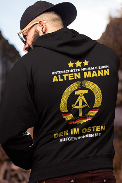 Herren Hoodie Unterschätze niemals einen Alten Mann der im Osten aufgewaschen ist Back Print
