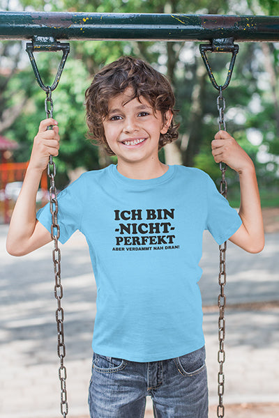 Kinder T-Shirt mit "Ich bin nicht perfekt, aber verdammt nah dran" Aufdruck